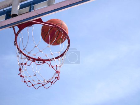 Téléchargez les photos : Basket-ball cerceau dans la rue - en image libre de droit