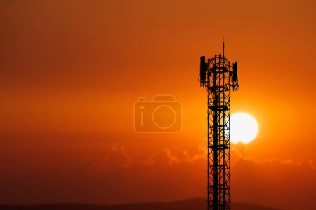 Téléchargez les photos : Silhouette de tour de téléphonie mobile au coucher du soleil - en image libre de droit