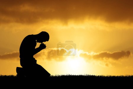 Foto de Un hombre solitario y desesperado rezando a Dios. - Imagen libre de derechos