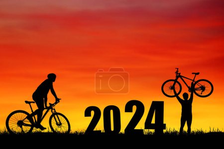 Téléchargez les photos : 2024 bienvenue, silhouettes cyclistes dans la prairie à vélo avec bonheur - en image libre de droit