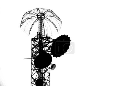 Téléchargez les photos : Tour de télécommunication avec antennes. antenne sur un ciel. tour avec antennes. antenne de téléphone. - en image libre de droit