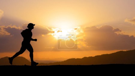 Téléchargez les photos : Silhouette d'une personne courant au coucher du soleil - en image libre de droit