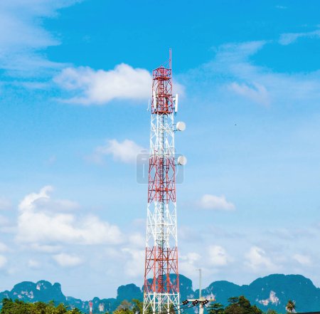 Téléchargez les photos : Tour de communication de téléphone portable sur fond bleu ciel - en image libre de droit