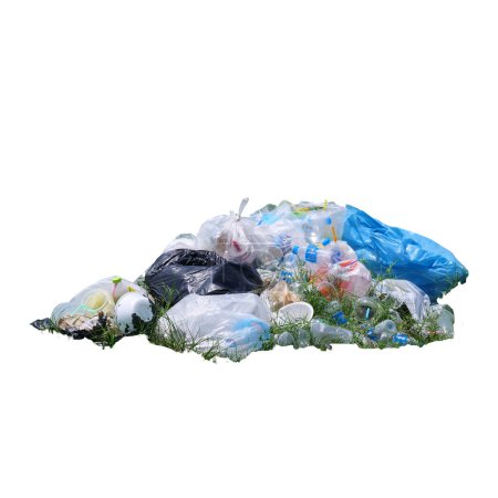 Téléchargez les photos : Pile de sacs poubelle plastique sur fond blanc - en image libre de droit