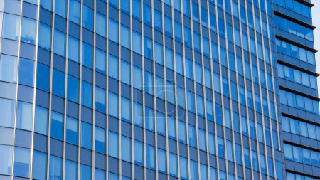 Téléchargez les photos : Gratte-ciel contemporain avec fenêtres en verre bleu, design extérieur moderne du bâtiment - en image libre de droit