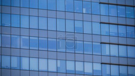 Foto de Rascacielos contemporáneo con ventanas de cristal azul, diseño exterior de edificio moderno - Imagen libre de derechos