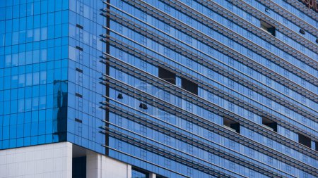 Téléchargez les photos : Extérieur du bâtiment moderne gratte-ciel avec des fenêtres en verre bleu - en image libre de droit