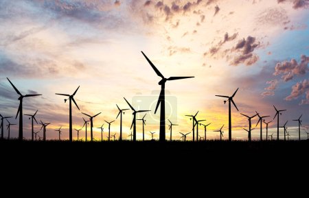 Téléchargez les photos : Éoliennes sur fond de ciel orange, concept d'écoénergie - en image libre de droit