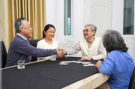 grupo de amigos mayores activos se reúnen y juegan al juego de cartas juntos, concepto de ancianos jubilados entretenimiento, recreación, fomenta la interacción social, ayuda a la retención de la memoria 