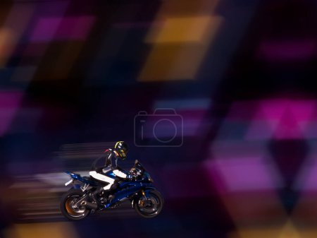Téléchargez les photos : Flou santa claus motocyclette transport en mouvement en plein air arrière-plan roues guidon superbike - en image libre de droit