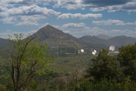 Téléchargez les photos : Radiotélescopes dans la chaîne de montagnes espagnole Sierra de Guadarrama près de Madrid - en image libre de droit