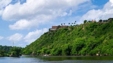 Foto de Antigua aldea Altos de Chavon vista desde el río Tropical Chavon en República Dominicana. - Imagen libre de derechos