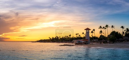 Téléchargez les photos : Panorama du coucher de soleil spectaculaire à Bayahibe Beach, La Romana, République dominicaine
. - en image libre de droit
