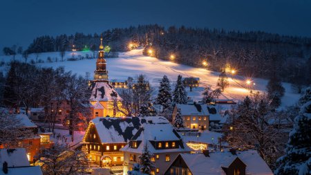 Beleuchtete Häuser in Seiffen zur Weihnachtszeit. Sachsen, Deutschland