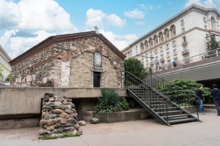 Téléchargez les photos : Sofia, Bulgarie. Mai 2023. vue extérieure de l'ancienne église de Sveta Petka dans le centre-ville - en image libre de droit