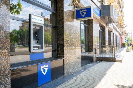 Foto de Sofía, Bulgaria. Mayo de 2023. Cajero automático del Banco Municipal de Bulgaria en el centro de la ciudad - Imagen libre de derechos