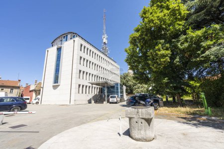 Foto de Koper, Eslovenia. 2 de julio de 2023. Vista exterior de la sede del edificio RTV Koper-Capodistria / Centro Regional en el centro de la ciudad - Imagen libre de derechos