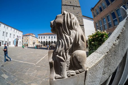 Foto de Koper, Eslovenia. 2 de julio de 2023. detalle de la estatua de un león en la plaza Tito en el centro de la ciudad - Imagen libre de derechos