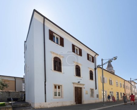 Foto de Koper, Eslovenia. 2 de julio de 2023. vista de la fachada exterior del edificio de la administración municipal en el centro de la ciudad - Imagen libre de derechos