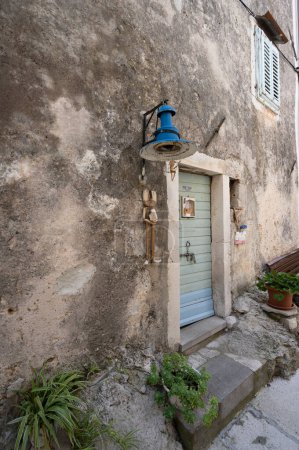 Foto de Moscenice, Croacia. 10 de julio de 2023. Vista de las antiguas casas de piedra en el centro del pueblo - Imagen libre de derechos