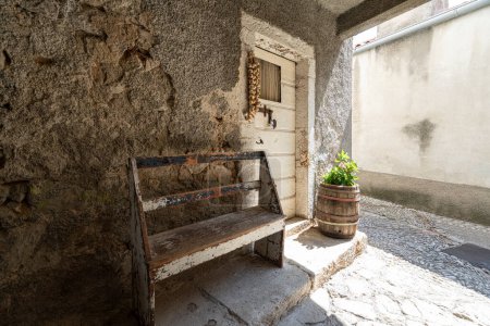 Foto de Moscenice, Croacia. 10 de julio de 2023. Vista de las antiguas casas de piedra en el centro del pueblo - Imagen libre de derechos