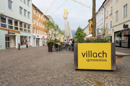 Téléchargez les photos : Villach, Autriche. 18 juillet 2023. Vue sur la rue principale du centre-ville - en image libre de droit
