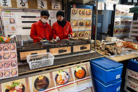 Téléchargez les photos : Tokyio, Japon. Janvier 2024. préparation de la nourriture dans les étals du marché extérieur de Tsukiji dans le centre-ville - en image libre de droit