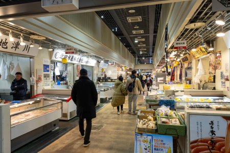 Téléchargez les photos : Tokyio, Japon. Janvier 2024. Des gens parmi les stands vendant du poisson frais au marché extérieur de Tsukiji dans le centre-ville - en image libre de droit
