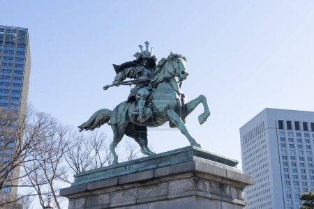 Téléchargez les photos : Tokyio, Japon. Le 7 janvier 2024. La statue de Masashige Kusunoki, qui était un fidèle samouraï de l'empereur Gudaigo, dans le jardin national de Kokyo Gaien - en image libre de droit