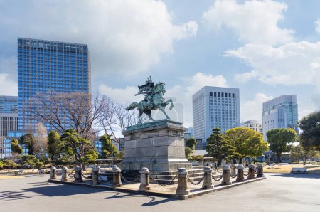 Téléchargez les photos : Tokyio, Japon. Le 7 janvier 2024. La statue de Masashige Kusunoki, qui était un fidèle samouraï de l'empereur Gudaigo, dans le jardin national de Kokyo Gaien - en image libre de droit