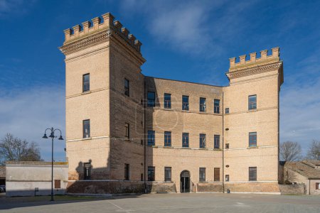 Foto de Mesola, Italia. 25 de febrero de 2024. Vista exterior del antiguo castillo de Mesola en el centro de la ciudad - Imagen libre de derechos
