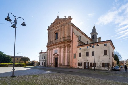 Foto de Mesola Italia. 25 de febrero de 2024. La fachada de la iglesia de la Natividad de María en el centro de la ciudad - Imagen libre de derechos