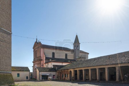 Foto de Mesola, Italia. 25 de febrero de 2024. Los edificios alrededor del patio del antiguo castillo de Mesola en el centro de la ciudad - Imagen libre de derechos