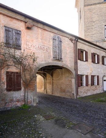 Foto de Mesola, Italia. 25 de febrero de 2024. Los edificios alrededor del patio del antiguo castillo de Mesola en el centro de la ciudad - Imagen libre de derechos