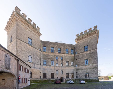 Foto de Mesola, Italia. 25 de febrero de 2024. Vista exterior del antiguo castillo de Mesola en el centro de la ciudad - Imagen libre de derechos