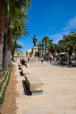 Téléchargez les photos : La Valette, Malte, le 03 avril 2024. Promenade populaire dans l'avenue King Edward VII dans le centre-ville - en image libre de droit
