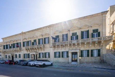 Téléchargez les photos : La Valette, Malte, le 03 avril 2024. Vue extérieure de la maison de Catalogne, siège du ministère des fonds européens, du dialogue social et de la protection des consommateurs dans le centre-ville - en image libre de droit
