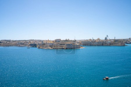 Foto de La Valeta, Malta, 03 de abril de 2024. Vista panorámica del gran puerto desde Barrakka Upper Garden - Imagen libre de derechos