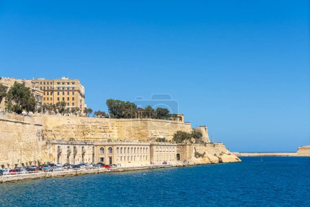 Foto de La Valeta, Malta, 03 de abril, 2024. vista panorámica de las murallas en el puerto en el centro de la ciudad - Imagen libre de derechos
