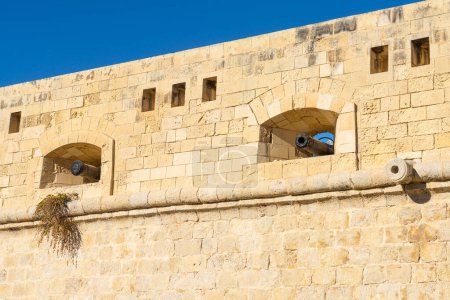 Foto de La Valeta, Malta, 03 de abril, 2024. los cañones en las murallas del fuerte de San Elmo en el centro histórico de la ciudad - Imagen libre de derechos