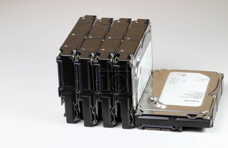 Foto de Pila o pila de discos duros, unidades de disco duro híbrido SSHD 3.5 "muestra el perfil estándar en la interfaz SATA, aislado en fondo blanco - Imagen libre de derechos