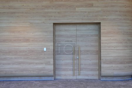 ein moderner Eingang zu einem Konferenzraum im Geschäftshaus.