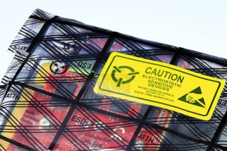 Détail rapproché de l'étiquette jaune sur l'emballage antistatique ou le sac esd pour l'équipement informatique.