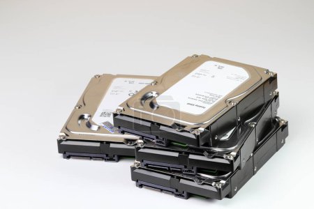 Foto de Pila o pila de discos duros, unidades de disco duro híbrido SSHD 3.5 "muestra el perfil estándar en la interfaz SATA, aislado en fondo blanco - Imagen libre de derechos