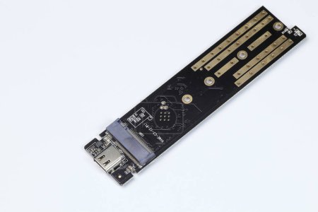 Foto de El adaptador M.2 a USB tipo C para convertir la interfaz de NVME PCIe M2 a la interfaz USB aislado sobre fondo blanco - Imagen libre de derechos