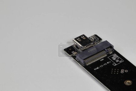 Foto de Primer plano M.2 a USB tipo C adaptador para convertir la interfaz de NVME PCIe M2 a la interfaz USB aislado sobre fondo blanco - Imagen libre de derechos
