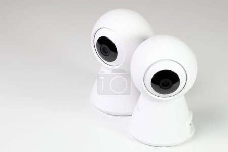 Weiße, drahtlose WLAN-IP-Kameras, CCTV-Kameras zur Sicherheit isoliert auf weißem Hintergrund.