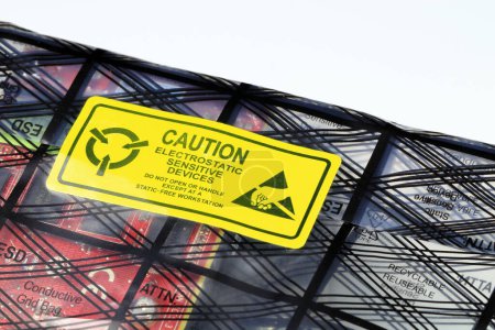 Foto de Detalle cercano de la etiqueta amarilla en el paquete antiestático o la bolsa esd para el equipo de TI. - Imagen libre de derechos