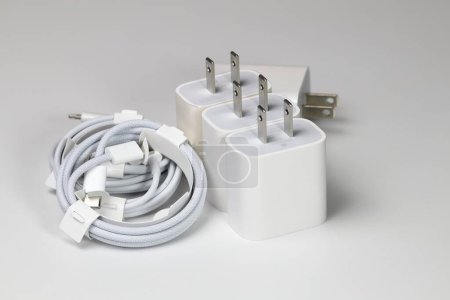 Téléchargez les photos : Adaptateur chargeur blanc et câble USB blanc sur fond blanc, nouveau chargeur et connecteur de câble pour gadgets isolés sur fond blanc. Le concept de la technologie de recharge des téléphones mobiles. - en image libre de droit