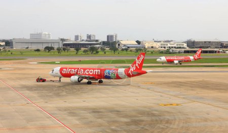 Foto de Tazas de avión, Máquina para empujar de nuevo el avión a la pista de rodaje, uno en los servicios de asistencia en tierra - Imagen libre de derechos